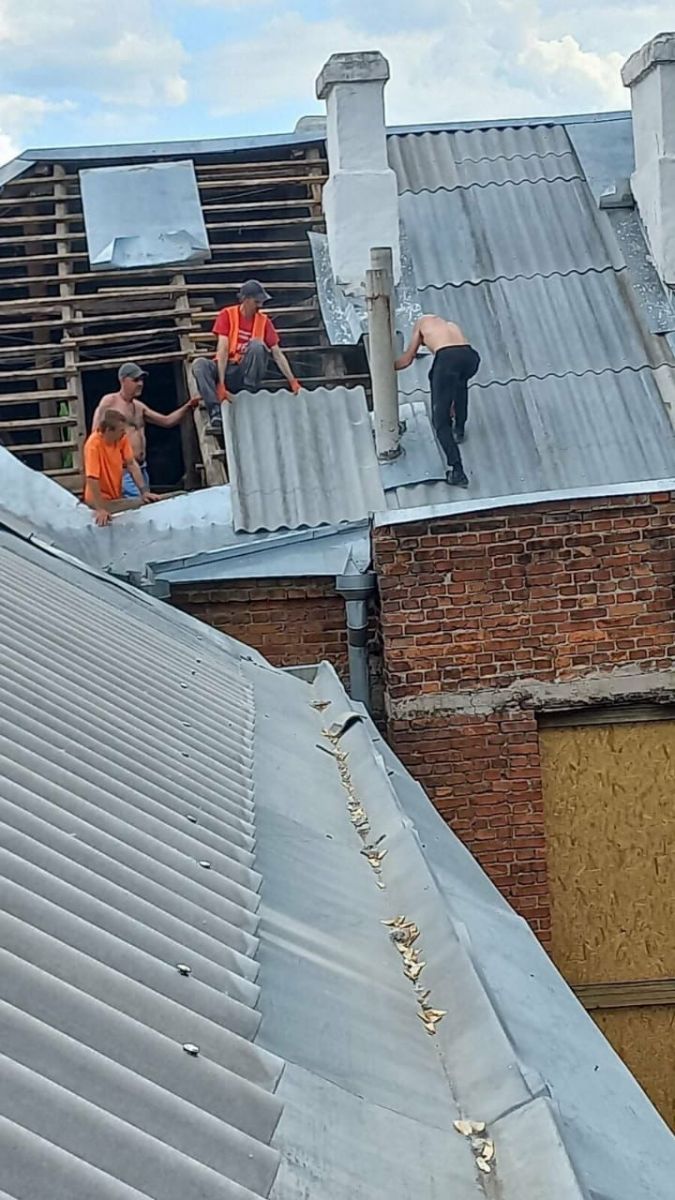 Ремонтируют дома после вражеских обстрелов строители Харькова